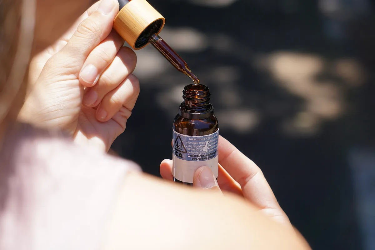 How to use CBD oil? Drops, absorption and storage